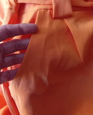 Pantalón naranja con cinturón