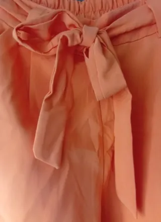 Pantalón naranja con cinturón