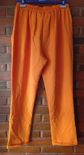 Pantalón naranja con cinturón