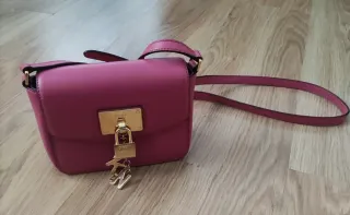 Bolso piel DKNY rosa con detalles dorados