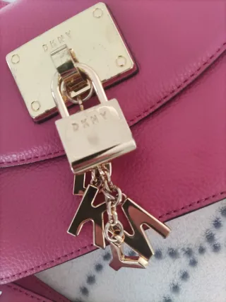 Bolso piel DKNY rosa con detalles dorados