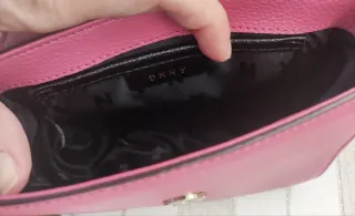Bolso piel DKNY rosa con detalles dorados