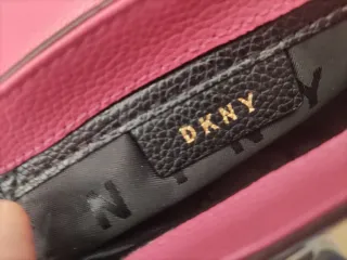 Bolso piel DKNY rosa con detalles dorados
