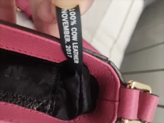 Bolso piel DKNY rosa con detalles dorados