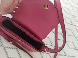 Bolso piel DKNY rosa con detalles dorados
