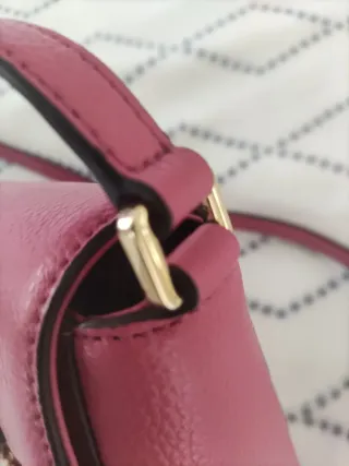 Bolso piel DKNY rosa con detalles dorados