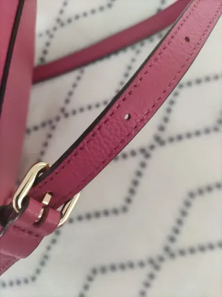 Bolso piel DKNY rosa con detalles dorados