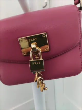 Bolso piel DKNY rosa con detalles dorados