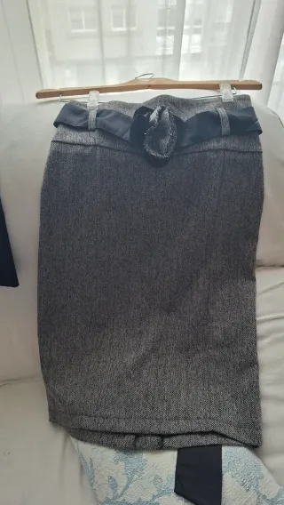 Falda tubo gris con cinturón negro