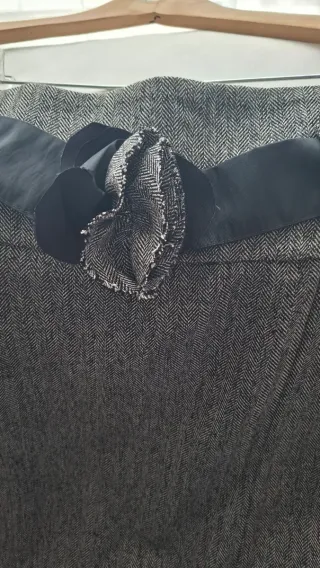 Falda tubo gris con cinturón negro