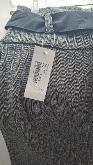 Falda tubo gris con cinturón negro