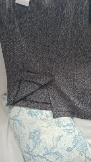 Falda tubo gris con cinturón negro