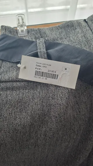 Falda tubo gris con cinturón negro