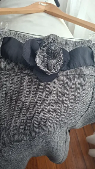 Falda tubo gris con cinturón negro