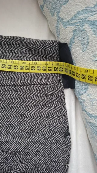 Falda tubo gris con cinturón negro