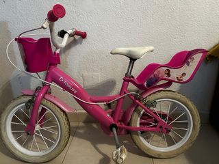 Bicicleta infantil rosa con cesta