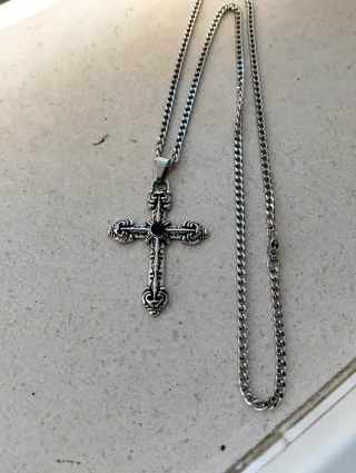 Cadena con colgante cruz gótico