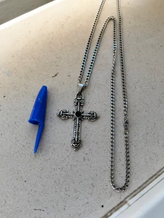 Cadena con colgante cruz gótico