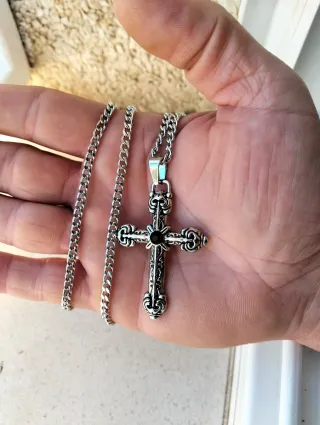 Cadena con colgante cruz gótico