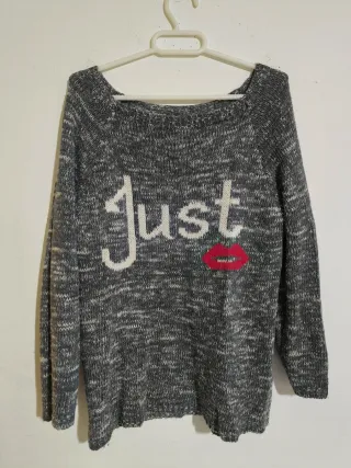 Jersey gris con labios rojos