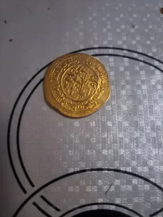 Moneda antigua dorada