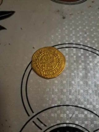 Moneda antigua dorada