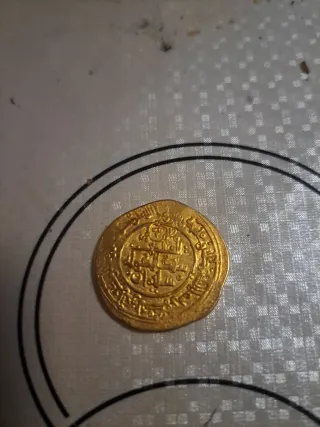 Moneda antigua dorada