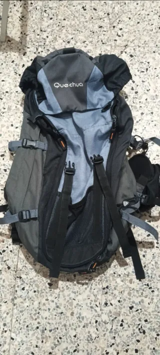 Mochila de viaje Quechua negra y gris