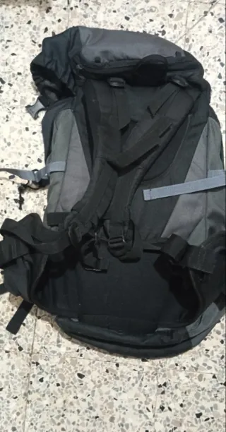 Mochila de viaje Quechua negra y gris