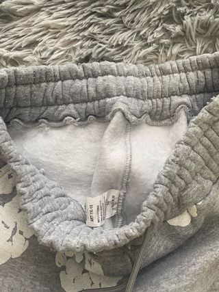 Pantalón chándal gris estampado