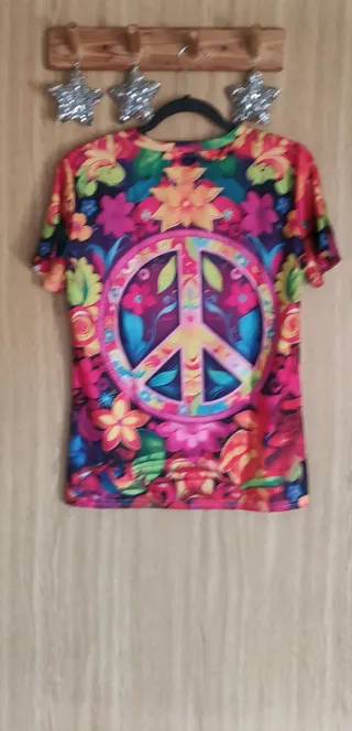 Camiseta Multicolor con Símbolo de Paz ☮️