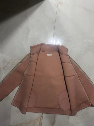Chaqueta Neopreno Rosa con Detalles Brillantes