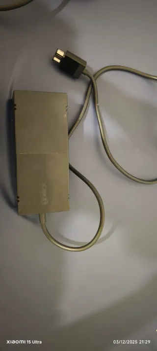 Xbox One con mandos y cables originales