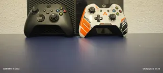 Xbox One con mandos y cables originales