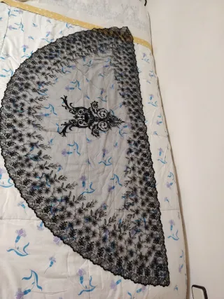 Mantilla negra media luna encaje floral