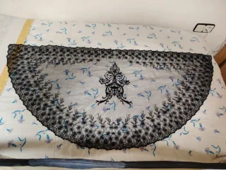 Mantilla negra media luna encaje floral