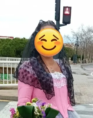 Mantilla negra media luna encaje floral