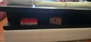 Sofá de cuero blanco con estructura de madera