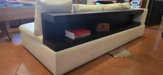 Sofá de cuero blanco con estructura de madera