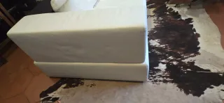 Sofá de cuero blanco con estructura de madera