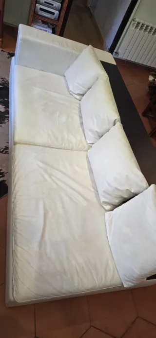 Sofá de cuero blanco con estructura de madera