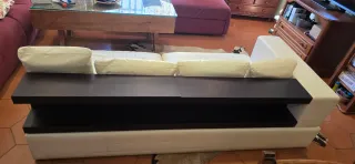 Sofá de cuero blanco con estructura de madera