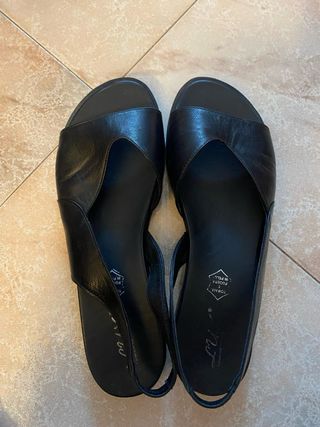 Sandali donna neri in pelle usati