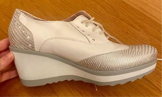 Zapatos de cuña blancos y plateados