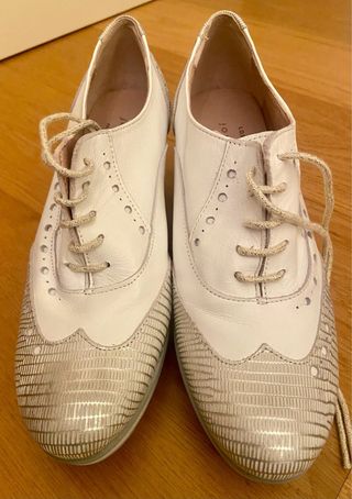 Zapatos de cuña blancos y plateados