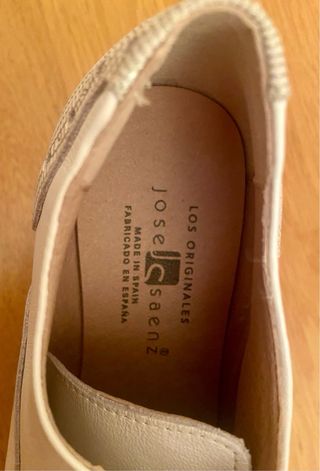 Zapatos de cuña blancos y plateados