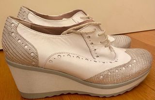 Zapatos de cuña blancos y plateados