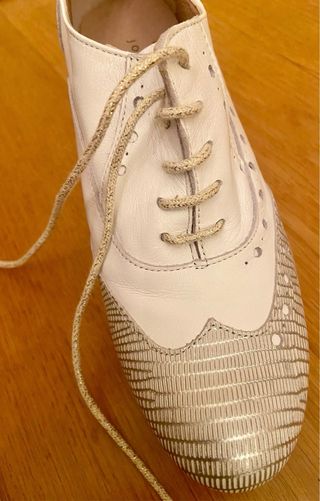 Zapatos de cuña blancos y plateados