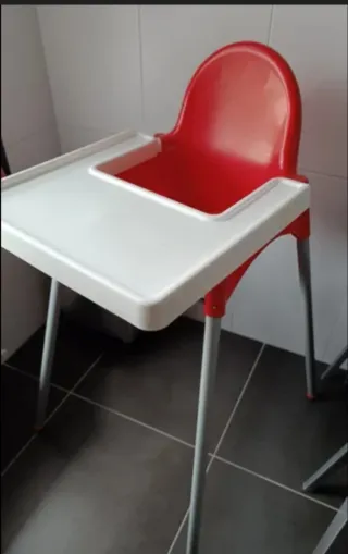 Trona roja y blanca para bebé