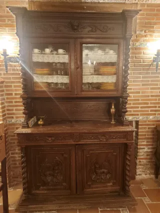 Aparador antiguo de madera con vitrina